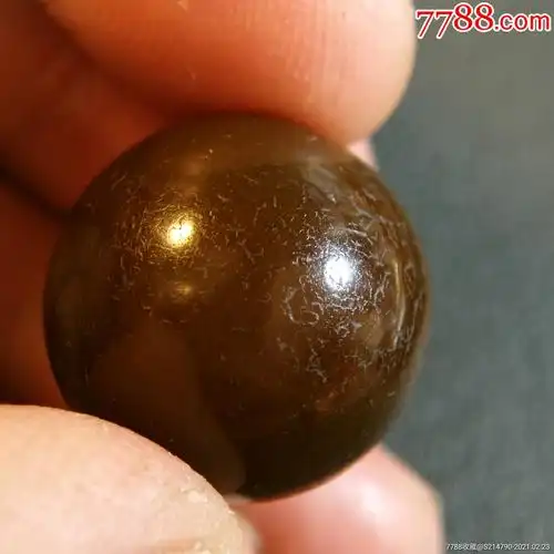 糖色玛瑙球,直径17.5毫米,玛瑙圆珠,品相完整无裂,带一条黑矿纹.