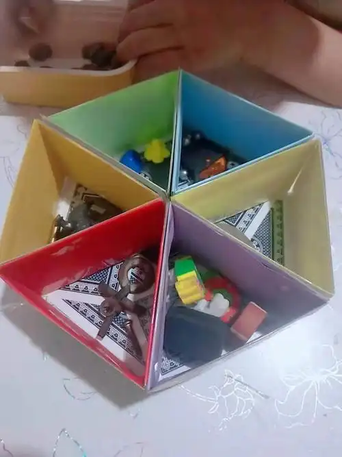 你能猜到小小收纳盒竟是由扑克牌组合起来的吗?