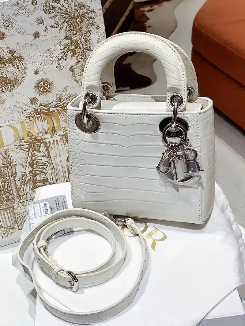 迪奥dior纯白鳄鱼皮戴妃三格.今天来欣赏一款仙气飘飘的包包 - 抖音