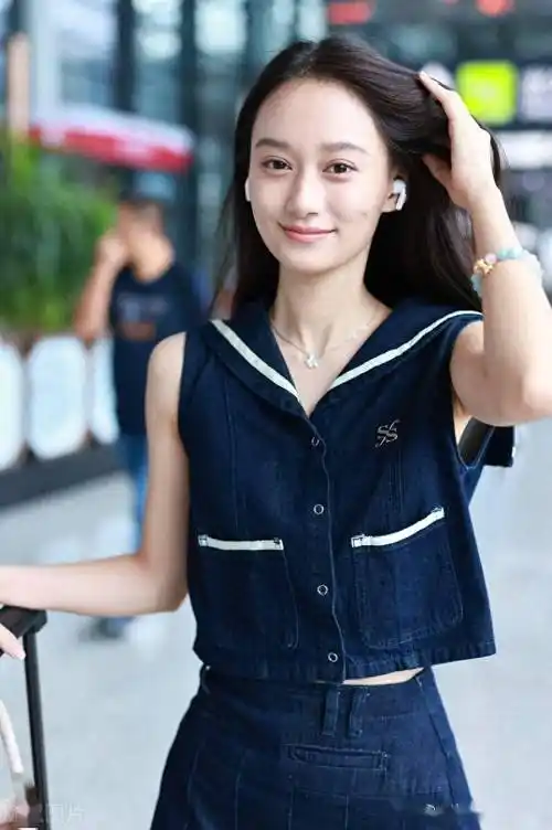 夏梦现身上海机场,身着牛仔套装青春可爱