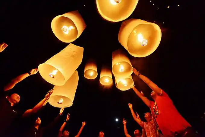 浪漫的中元节天灯图片