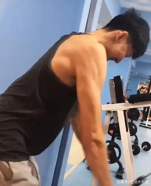 有进步!周琦在健身房狂练,成功增重了,手臂肌肉线条很强壮