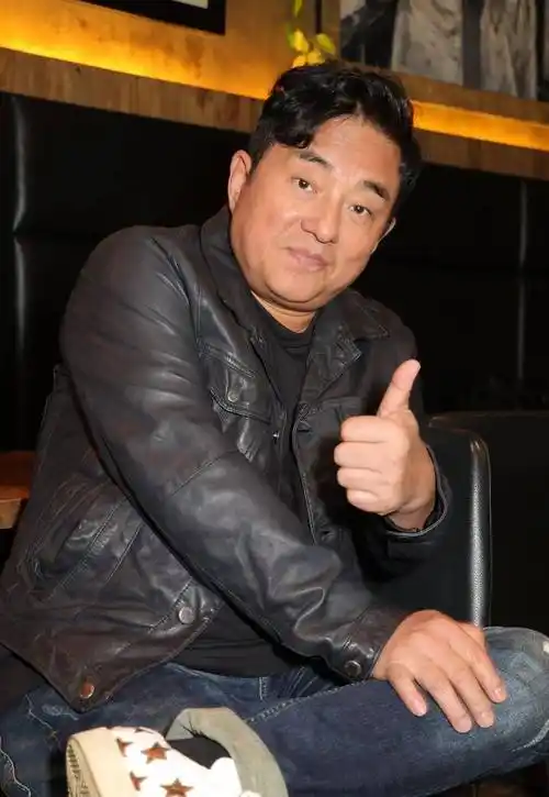 59岁知名歌手为2岁女儿戒掉几十年烟瘾,夜店咖收心变居家好男人_吕方