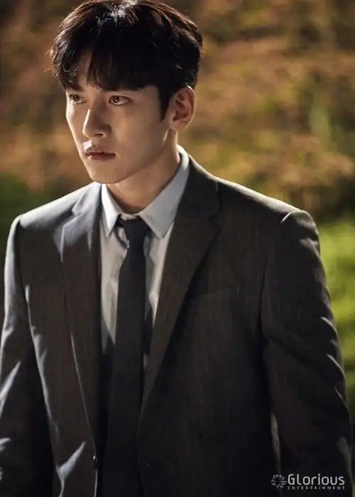 换上细条纹的深灰色西装,让池昌旭看起来更加的沉稳大气,一粒扣的设计