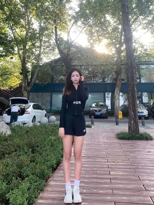 175微胖女生游东湖运动套装好舒服