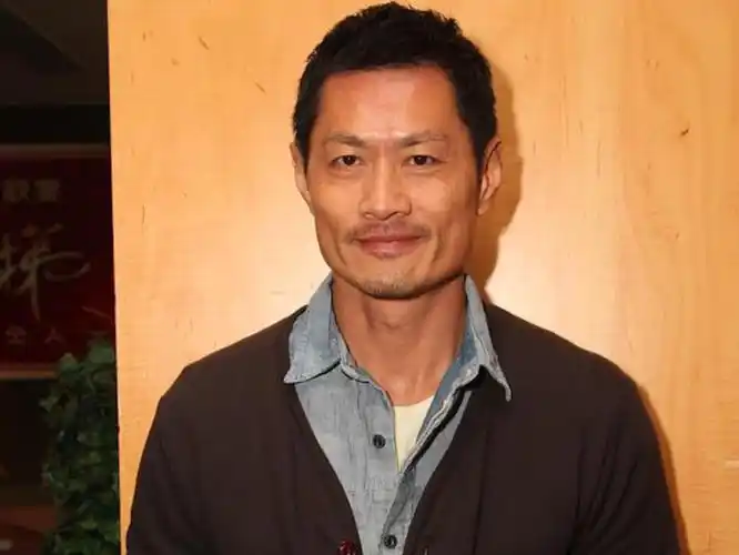 黄德斌与小16岁妻子恩爱出行相恋21年不生娃却爱帮好友带宝宝