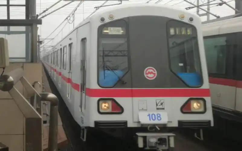 上海地铁1号线01a01老老八108共富新村进站汶水路出站富锦路往莘庄