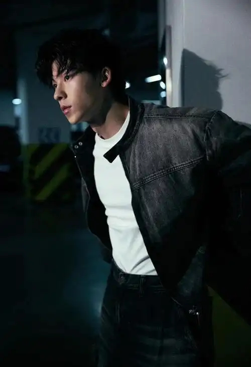 在杭州活动中,许光汉首次现身,展现了他微卷的发型.