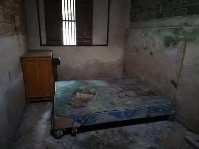 卧室床已破烂不堪