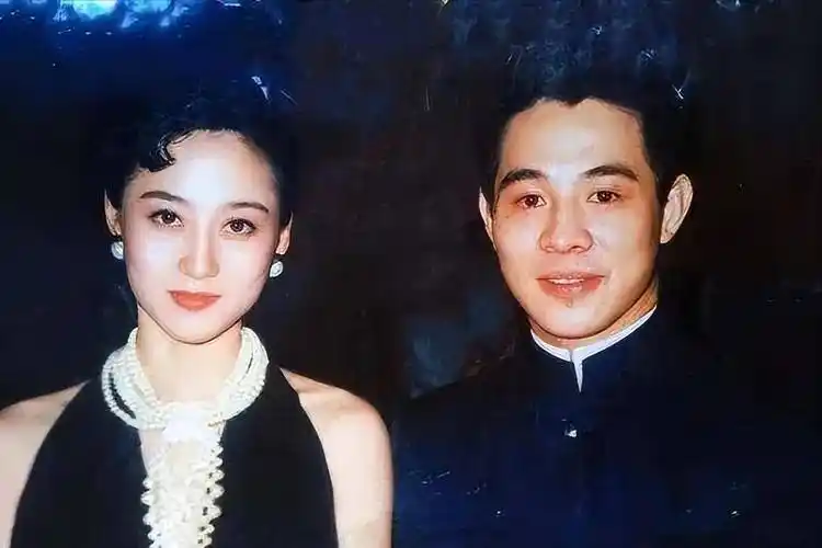 利智:被李连杰宠爱34年,外人看来是掉进蜜罐,甜蜜背后全是眼泪_女人