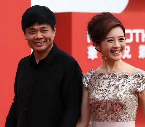 为娶央视主持人,富豪丁健抛妻弃子,没想到前妻和现任竟处成闺蜜