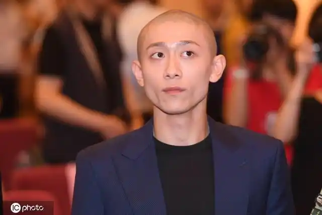 张一山光头形象硬汉十足 网友:犹如一颗行走的卤蛋