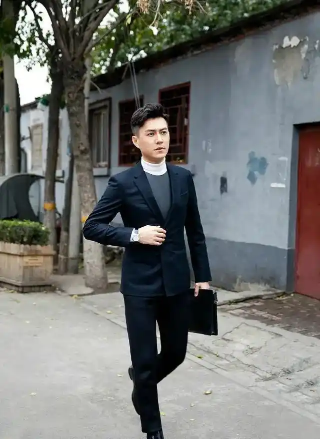 靳东《精英律师》穿西装背影五五分,琅琊榜里蔺晨也这样