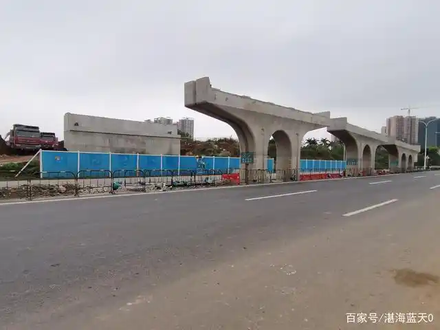 加油,湛江大道上跨国道228立交桥南侧正在刨土,已刨出一道深槽