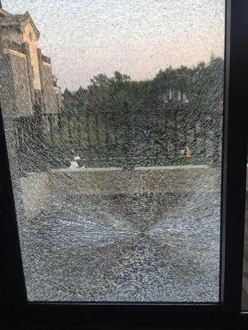 钢化玻璃在无直接机械外力作用下发生的自动性炸裂叫做钢化玻璃的自爆