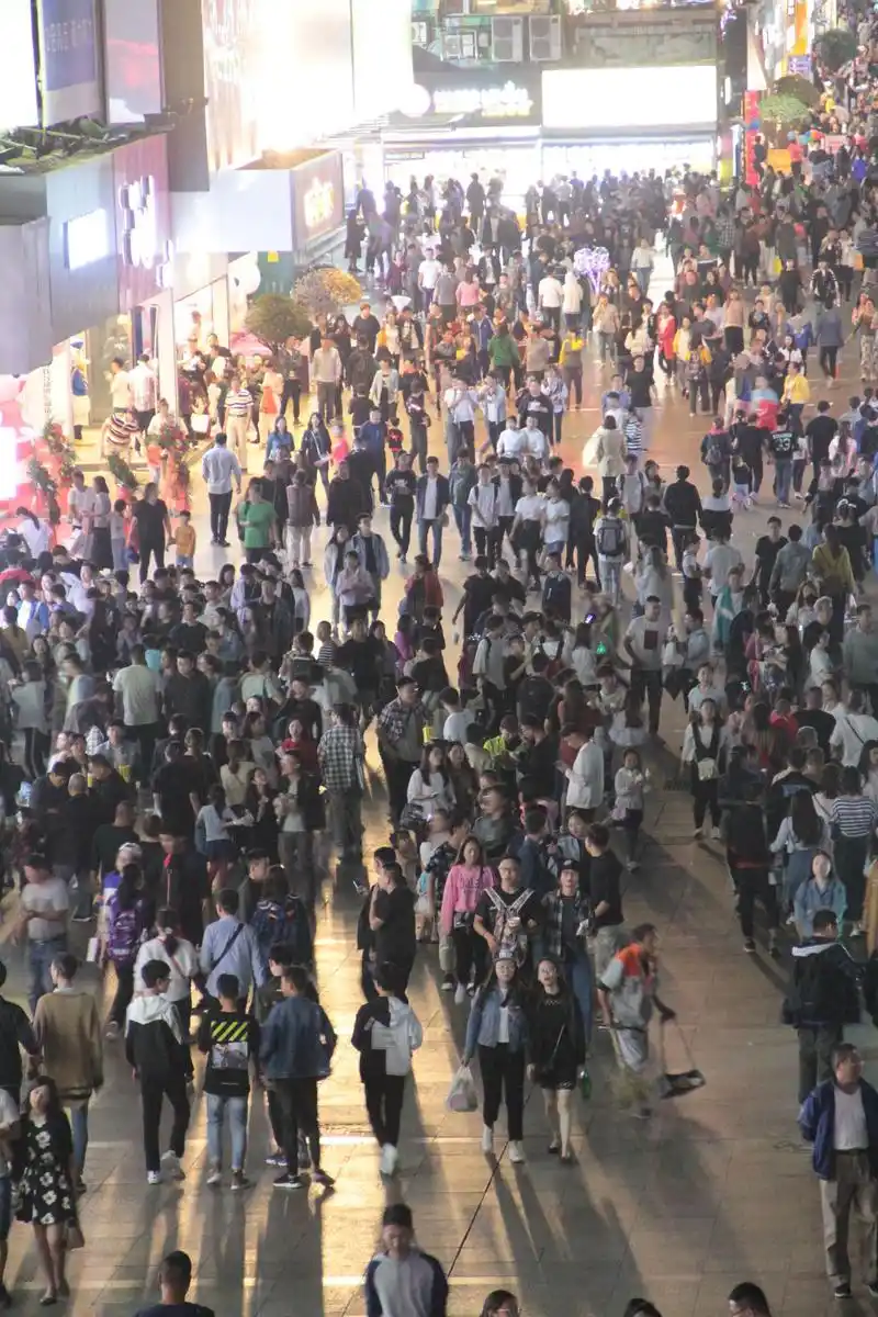 国庆假期青岛台东步行街游客爆满,现场人挤人水泄不通