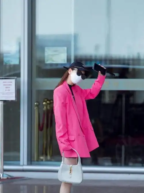 35岁依旧我型我秀明星界的西装女王戚薇