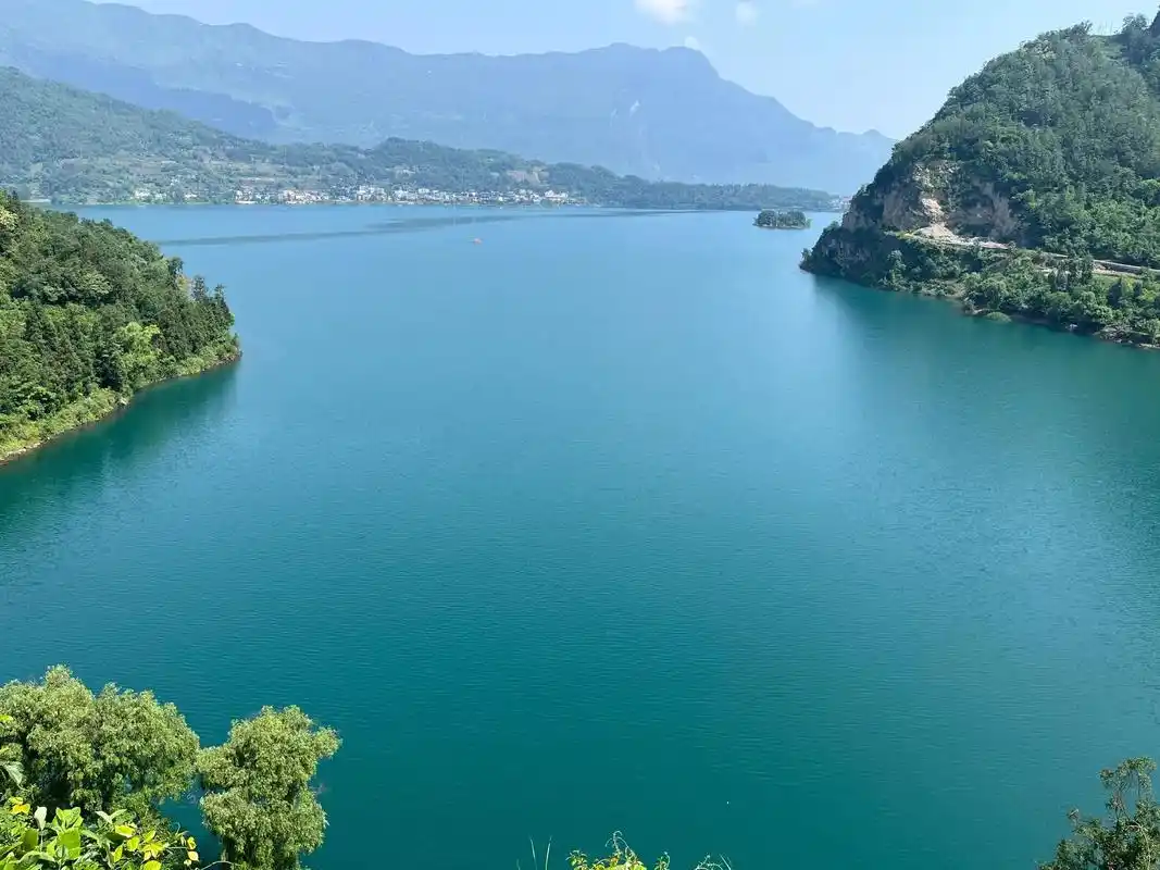 马湖风景区是一座集湖,瀑,岛,溶洞,天坑,石林,峡谷一体的公园