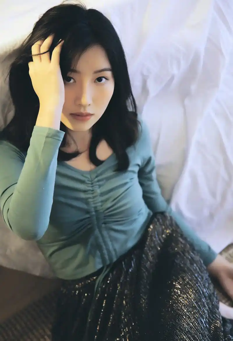 丈夫不在家,寂寞少妇玩自拍,饱满的上围让人羡慕!