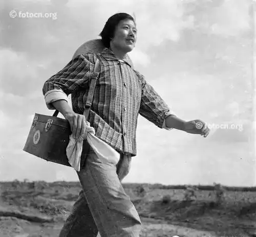 老照片里的赤脚医生:悬壶济世 汗洒乡村,看着真是满满感动