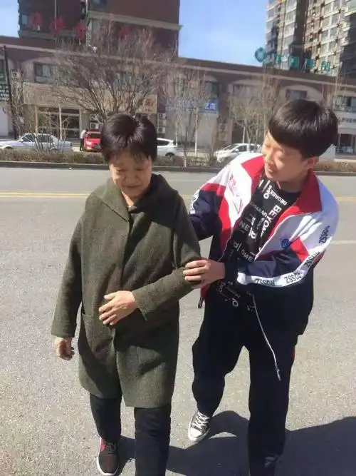 扶老奶奶过马路