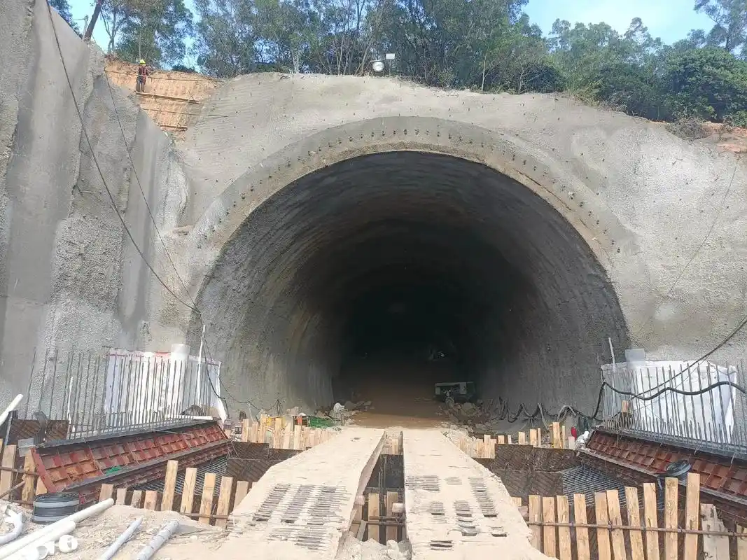 出口第一版明洞仰拱钢筋及四面支模加中心水沟搞好,已报检,准备