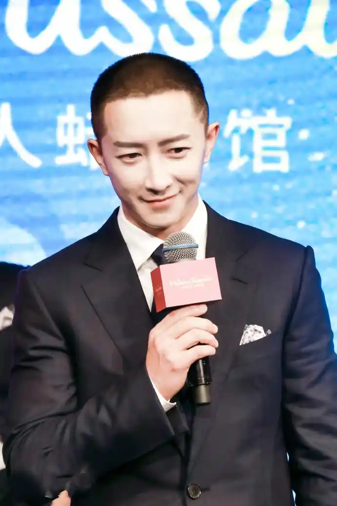 韩庚现身蜡像馆,穿着一身帅气西装,剃了寸头好有男人味