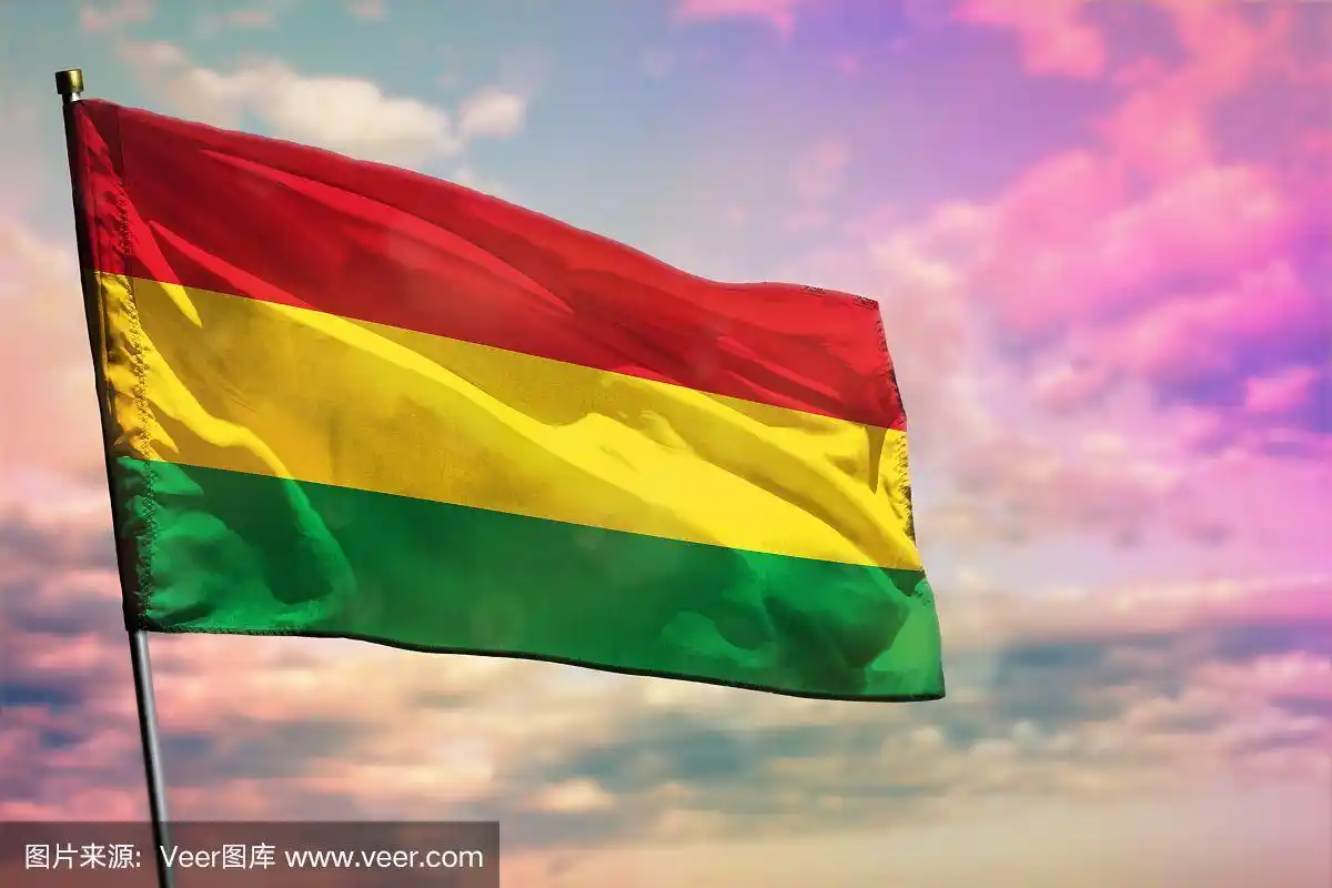 飘扬的玻利维亚国旗以五彩多云的天空为背景.繁荣的概念.