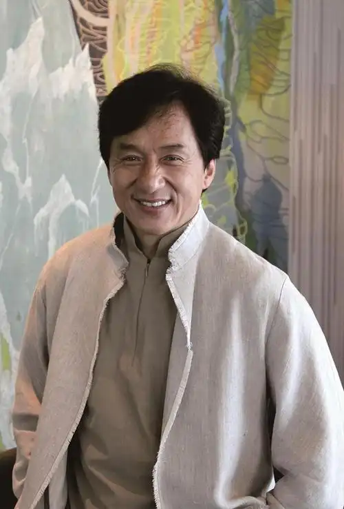 70岁成龙现身参加活动头发花白尽显老态大家的偶像确实老了