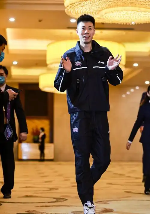 郭艾伦低调 杨鸣帅气西装,沙拉木纯黑风 吴前亮眼|赵继伟|张镇麟_网易