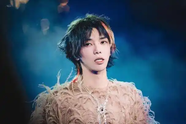 华晨宇罕见秀恩爱与女友佩戴心形情侣项链细节看出两人很相爱