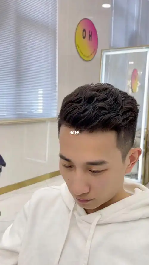 短发烫发侧背头