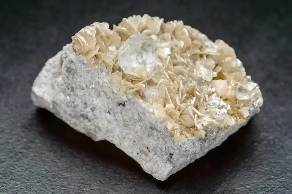 海蓝宝石晶体的白云母