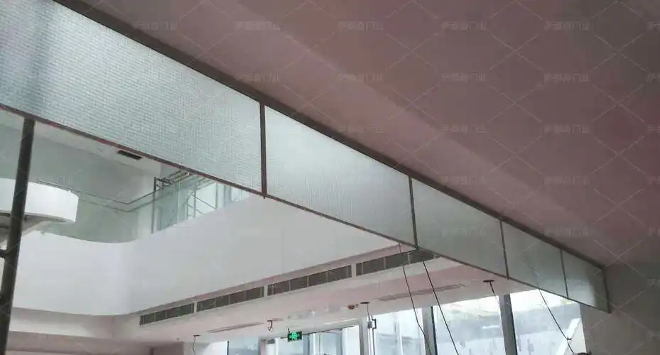 夹丝玻璃挡烟垂壁-萨都奇门业