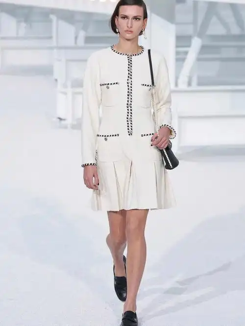 它起源于香奈儿品牌,指的是香奈儿的搭配风格.