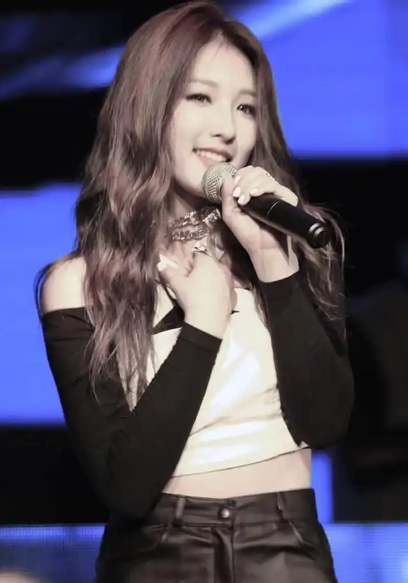 美貌动人,气质出众的南智贤