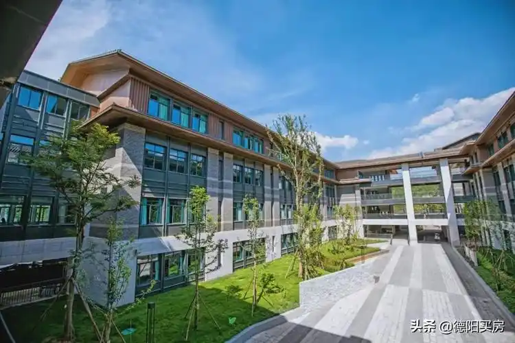 让人眼前一亮中式教学楼拥有唐宋风貌的建筑风格区别于传统学校的实拍