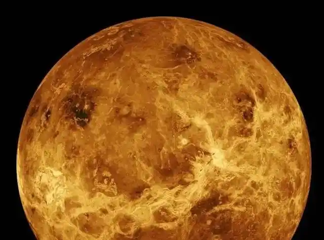 离太阳较近,表面温度极高,大气层厚重,另外,金星的自转方向是逆时针