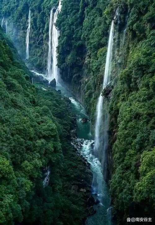 省黔西南布依族苗族自治州兴义市324国道附近的马岭河大峡谷风景区,被