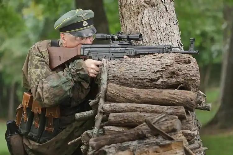 突击步枪的始祖二战德军"stg-44",ak47和m16都源于此枪