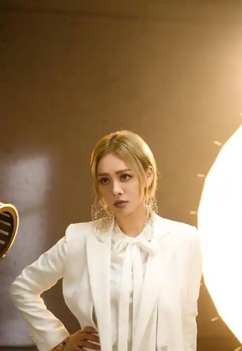 宁静真敢穿,黄色工装裙搭pvc靴子太时髦,48岁身材好到赞_黑色_款式