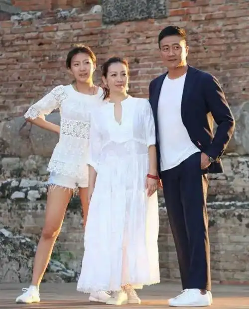 胡军老婆才是真尤物,旗袍穿出凹凸身材,这条件也吃过刘嘉玲的醋