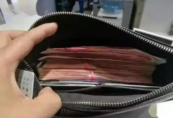 近3万现金的钱包忘在超市里 普兰店热心夫妻捡到归还