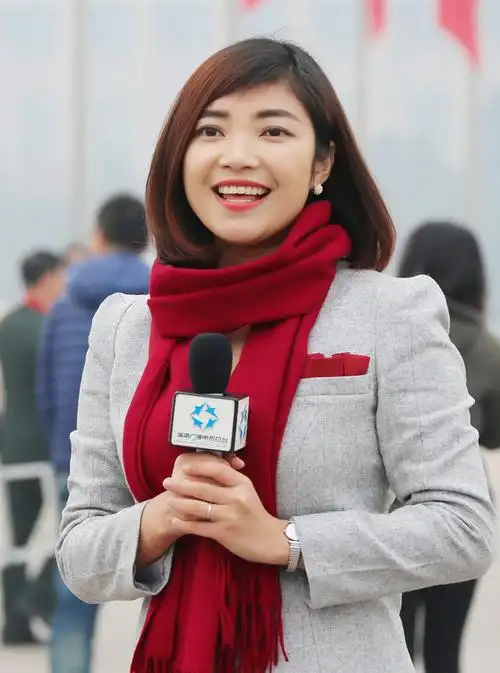 两会女记者又美又能干,简直顶起半边天