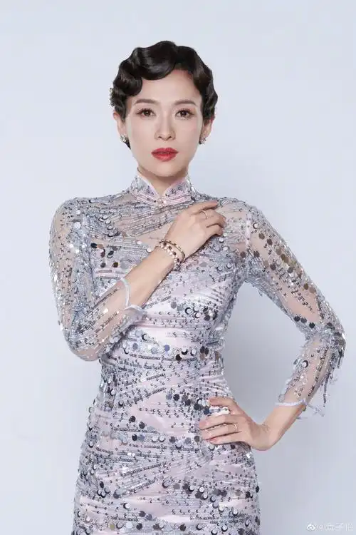 章子怡穿银色亮片旗袍妆容精致气质优雅