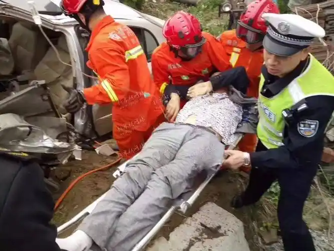 如皋发生一起严重交通事故,一人当场死亡,现场触目惊心.