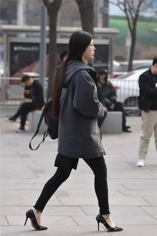 8厘米的黑色提花尖头细跟鞋,搭配黑色紧身裤,衬托简约身材|细跟鞋