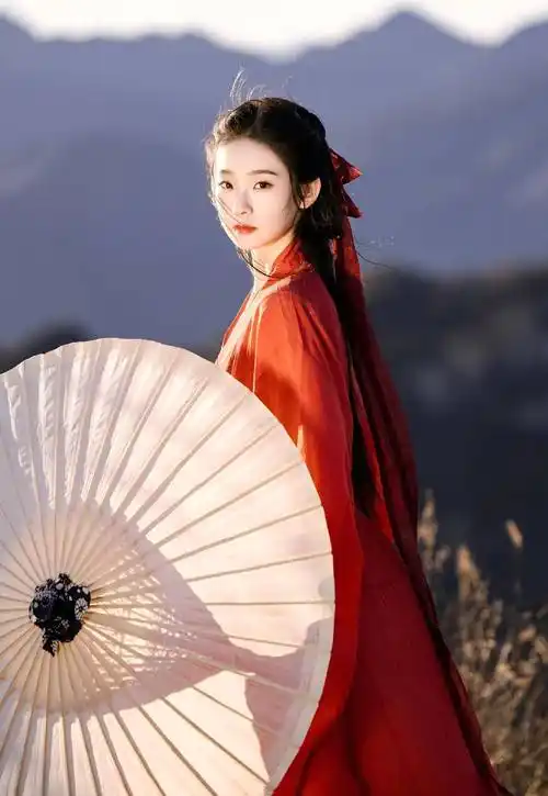 张艺凡红衣古风造型写真,清冷飘逸,灵动仙气_妹妹_感觉_行走