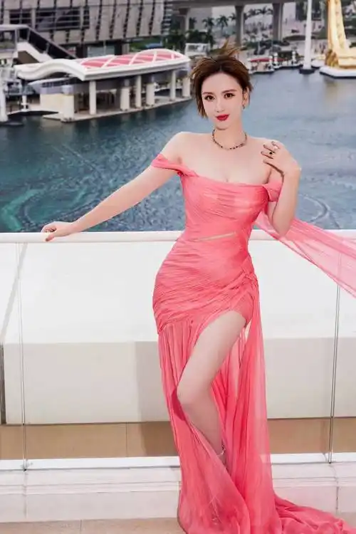 被天津美女"张萌"惊艳到!穿抹胸裙变"大号水蜜桃",性感又迷人