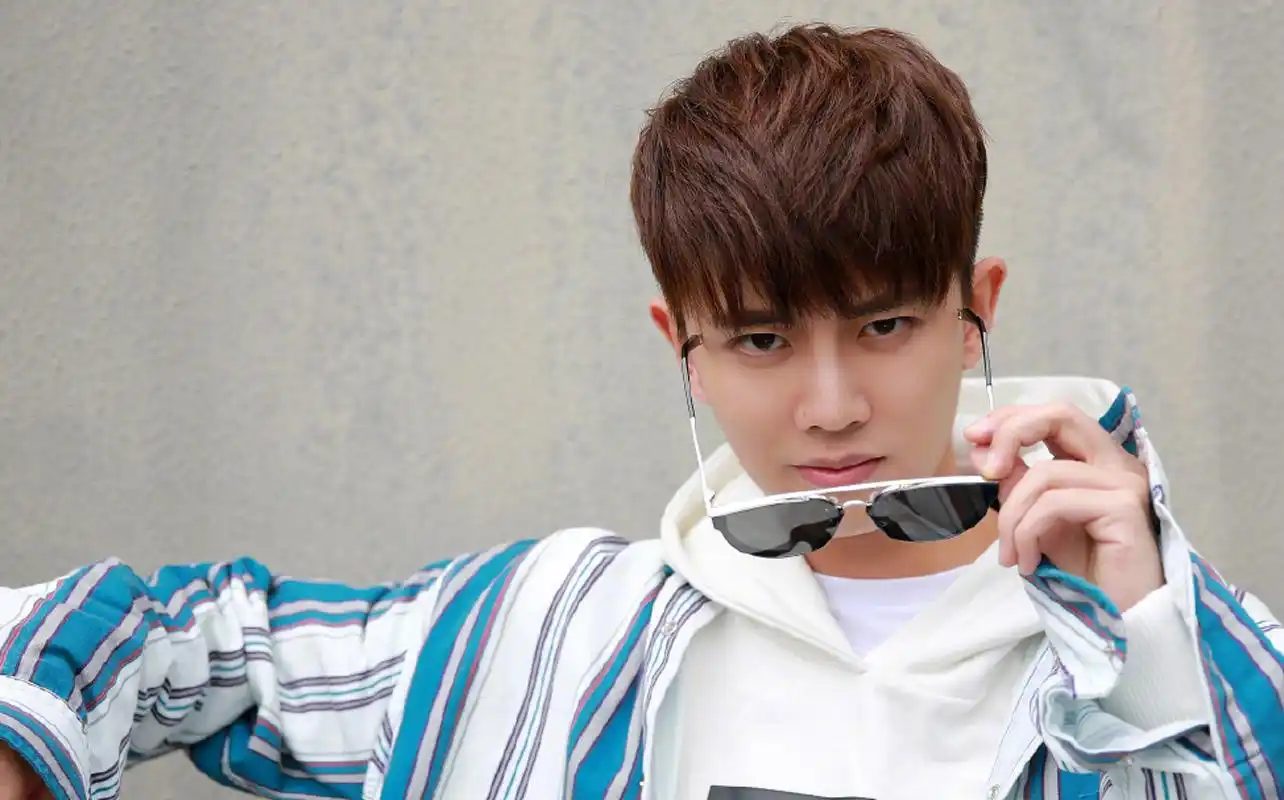 任嘉伦清爽帅气时尚街拍图片